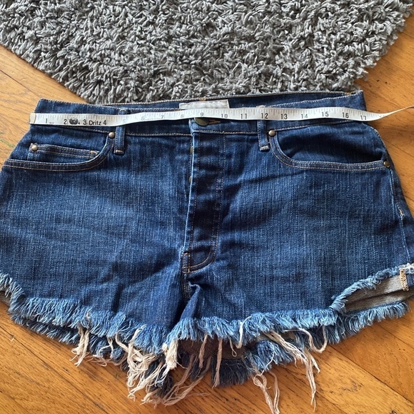 THE GREAT. The Cut Off Short Denim Shorts Size 29 - Picture 9 of 12